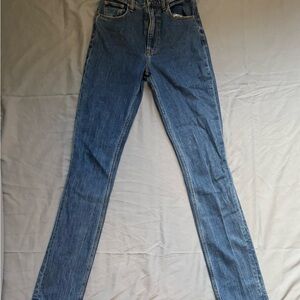 Abercrombie & Fitch
The Slim Straight Ultra High Rise